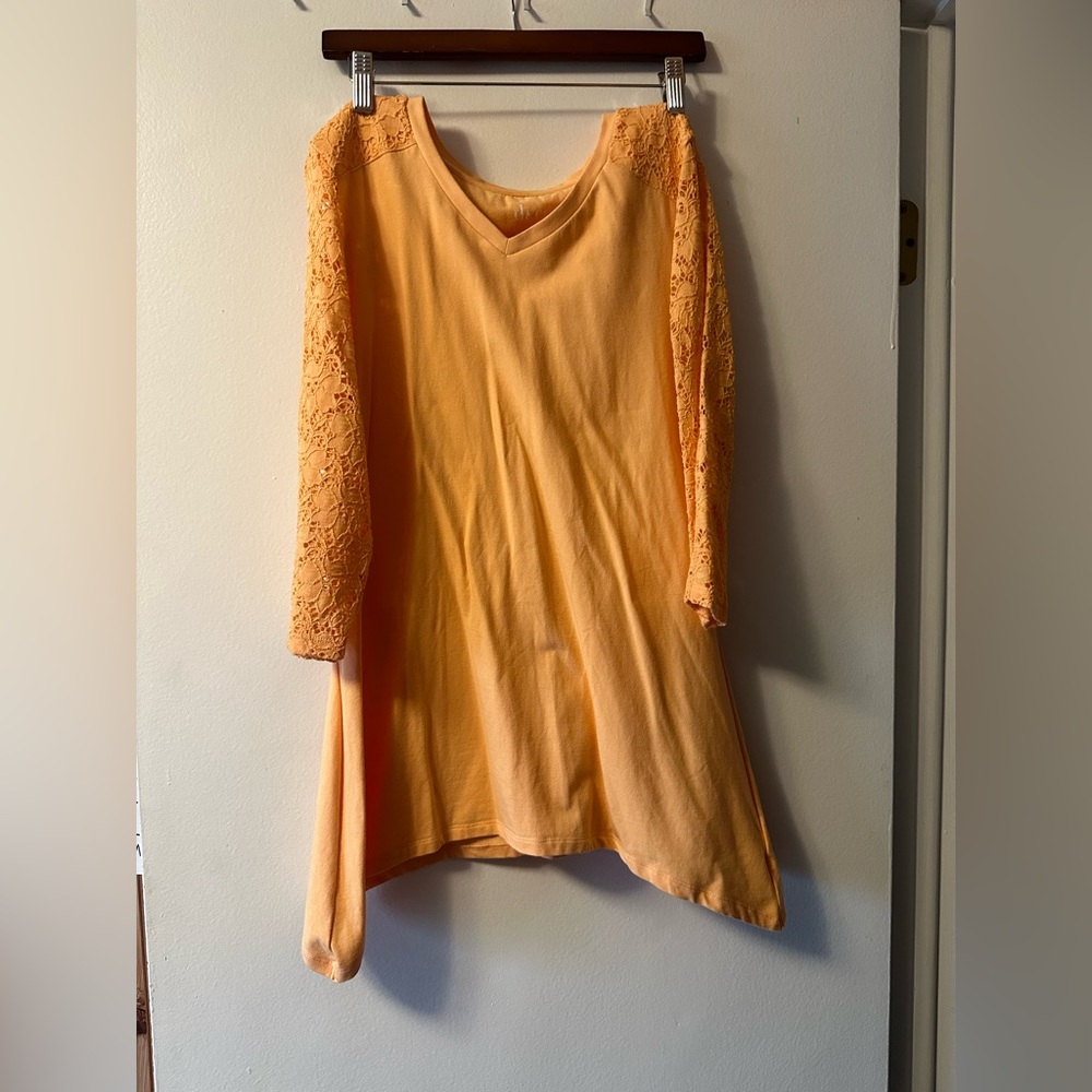 d&co peach lace sleeve asymmetrical tunic top, size small